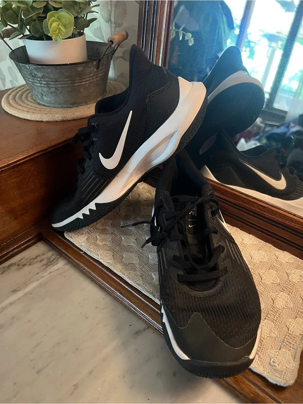 NIKE Classic Precision 5 Low Top Basketball Sneakers Black White Men's Size 8.5